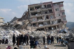 Aumentan las detenciones de constructores en Turquía en medio del enojo por los edificios derrumbados por el terremoto