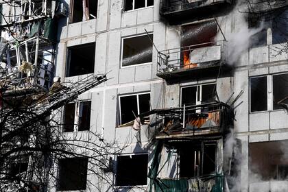 Edificios impactados por los bombardeos rusos en el este de Ucrania. (Photo by ARIS MESSINIS / AFP)