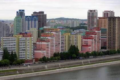 Edificios junto al río en Pyongyang