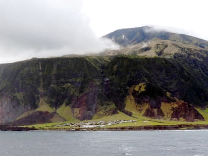 Edimburgo de los Siete Mares, el único asentamiento de la isla, visto desde el agua