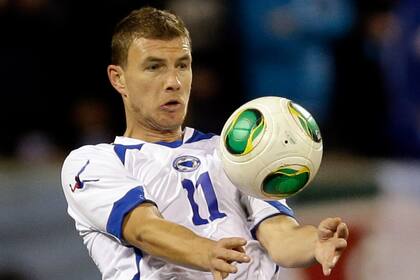 Edin Dzeko, en el partido contra Argentina, en noviembre de 2013