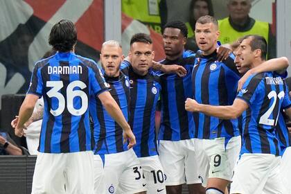 Edin Dzeko (segundo a la derecha) celebra tras anotar el primer gol del Inter en el partido contra el AC Milan por la ida de semifinales de la Liga de Campeones, el miércoles 10 de mayo de 2023, en Milán. (AP Foto/Luca Bruno)