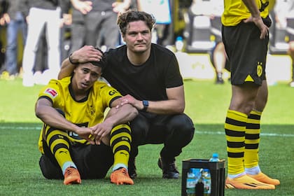 Edin Terzic, DT de Borussia Dortmund, consuela a Jude Bellingham
