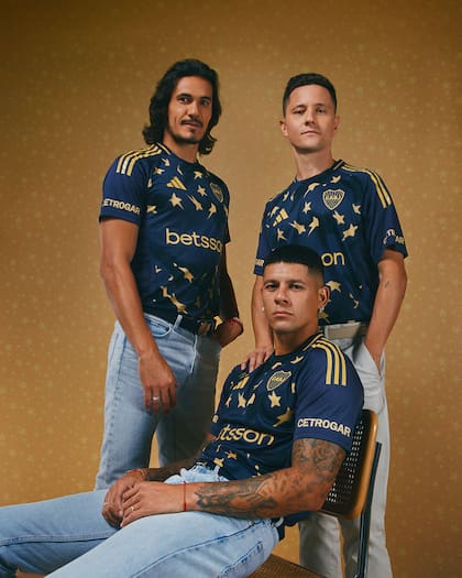 Edinson Cavani, Ander Herrera y Marcos Rojo posan con la nueva camiseta alternativa de Boca
