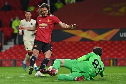 Edinson Cavani ante la Roma, en Old Trafford (Photo by Paul ELLIS / AFP)