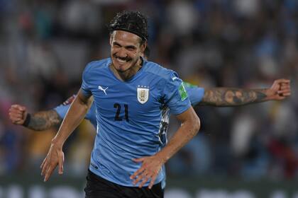 Edinson Cavani de Uruguay celebra después de marcar el tercer gol, una chilena