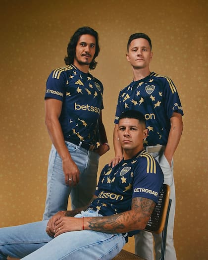 Edinson Cavani, Marcos Rojo y Ander Herrera con la nueva camiseta de Boca Juniors