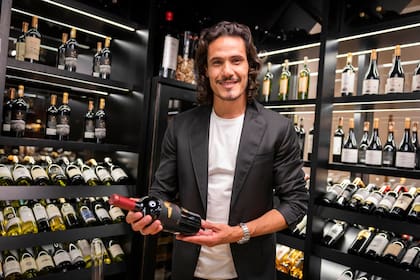 Edinson Cavani posa con su vino
