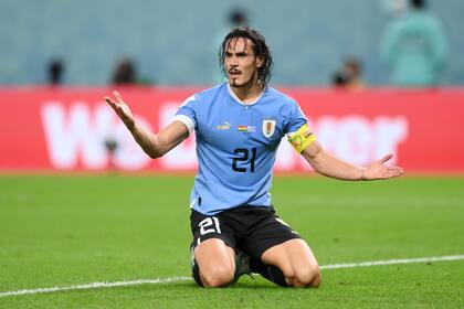 Edinson Cavani protesta el supuesto penal ante Ghana (Photo by Stu Forster)