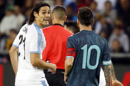 Edinson Cavani regresa luego de una suspensión y volverá a cruzarse con Lionel Messi en la cancha; Argentina y Uruguay juegan por la Copa América.