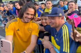 Cavani habló de su sequía goleadora y puso el pecho por Gago: "Primero me voltean a mí"