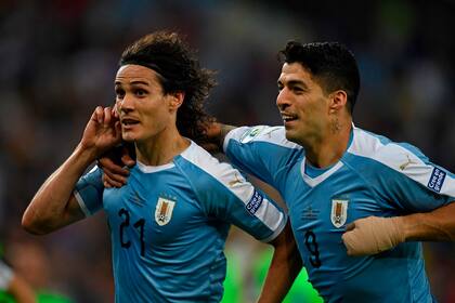 Edinson Cavani y Luis Suárez volverían a compartir la delantera de la selección de Uruguay, frente a Brasil.