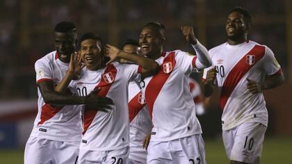 Edison Flores encabeza el festejo de Perú tras anotar el primer gol ante Bolivia