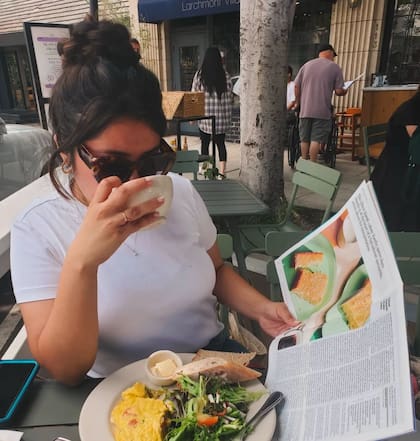 Editado por Ten Speed Press, es el primer recetario salvadoreño. Foto: Instagram @Karla_TV