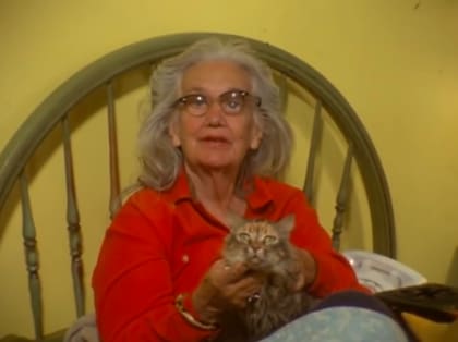 Edith Bouvier Beale en Grey Gardens con uno de sus gatos, año 1975 (YouTube)