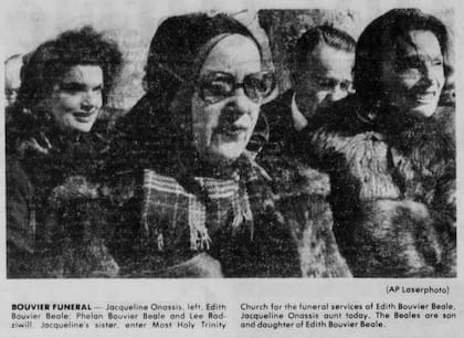 Edith Bouvier Beale, "Little Edie", en una rara foto junto a sus primas, Jackie Kennedy Onassis y Lee Radziwill durante el entierro de su madre, "Big Edie"