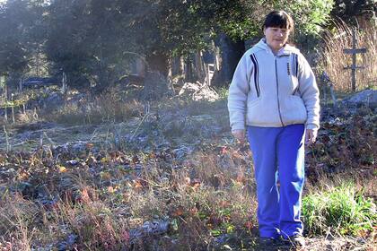 Edith camina por su parcela en el Cortijo. Piensa utilizar la ceniza como abono