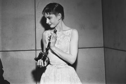 Edith Head confeccionó junto a Hubert De Givenchy el vestido con el que Audrey Hepburn aceptó su estatuilla dorada por "La princesa que quería vivir", en 1954