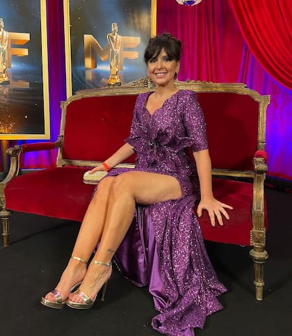 Edith Hermida llegó impecable a la ceremonia, con un vestido largo y unas sandalias de taco alto, pero se fue con los zapatos en la mano