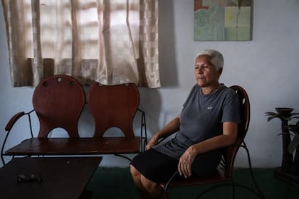 Edith Luzardo, de 66 años, en Maracaibo, antes de emprender un viaje al norte para intentar reunirse con sus hijos. (Marian Carrasquero NYT)