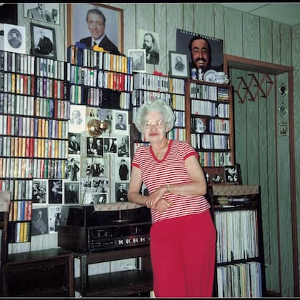Edith Macefield en su casa, rodeada de su colección de discos y películas