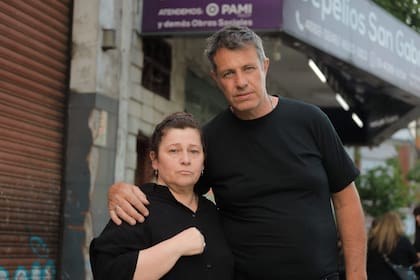 Edith y Daniel, los padres de Nazareno Tobías Isern, durante el velatorio de su hijo