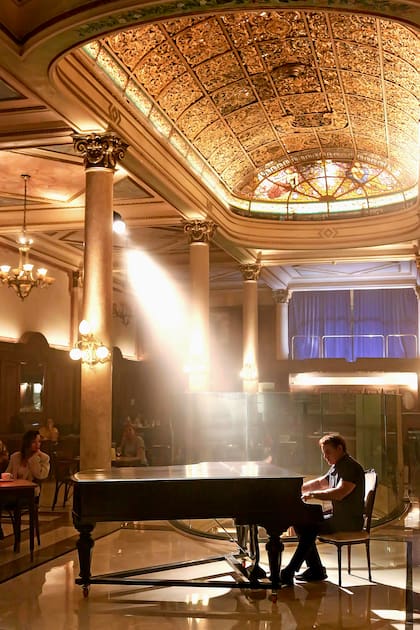 Editó dos discos (el segundo es una grabación en vivo de su concierto en el Teatro Coliseo de Buenos Aires), y un tercero está en plena producción