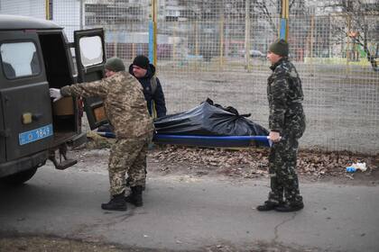 Militares ucranianos levanta el cuerpo de un hombre que murió tras recibir un disparo en Kiev