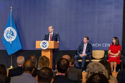 Edlow también trabajó en el Departamento de Justicia y fue asesor en el Congreso en temas de inmigración y seguridad fronteriza