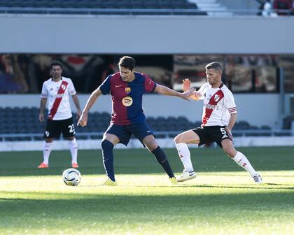 Edmilson en acción, ante la marca de Nicolás Domingo, en el partido de leyendas entre Barcelona y River