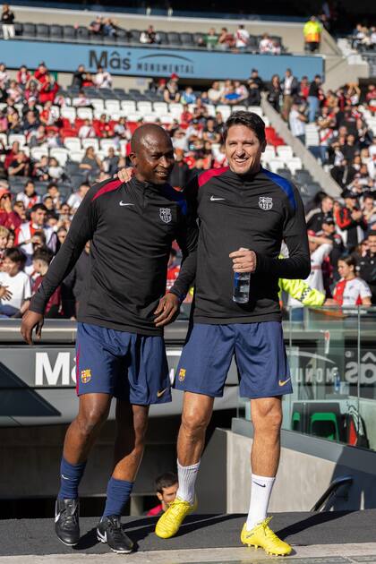 Edmilson, leyenda de Barcelona en el Monumental, con el nigeriano Samuel Okunowo