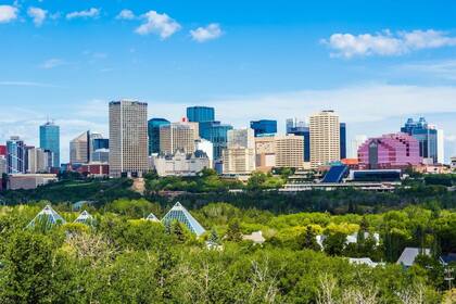 Edmonton es una ciudad con mucha historia y es reconocida por sus galerías de cultura aborigen e historia natural, y la Galería de Arte de Alberta, con un diseño futurista, conocida por su arte de las Naciones Originarias.