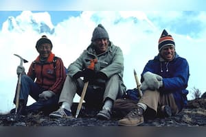 La enigmática historia de los dos primeros alpinistas que llegaron a la cima del Everest