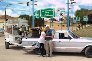 Edmundo Ramos y su mujer, Fabiola, posan orgullosos frente a su auto "a basura" en La Quiaca, donde comenzaron su travesía