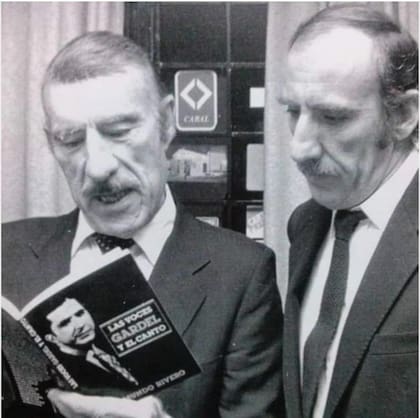 Edmundo Rivero y Edmundo “Muni” Rivero, bisabuelo y abuelo de Carmela, respectivamente.
“Eran muy parecidos: tenían la misma voz y casi el mismo físico”, cuenta Carmela.