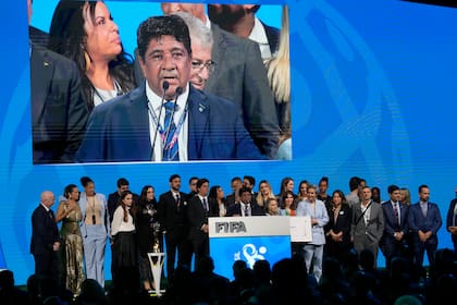 Ednaldo Rodrigues, presidente de la Confederación Brasileña de Fútbol, expone en otro congreso de FIFA; el dirigente anunció la onerosa contratación a Carlo Ancelotti justo cuando emergió una revelación sobre gastos desmedidos de la entidad.