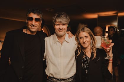 Edo, con el financista Federico Cinque y su mujer, Soledad Serrano