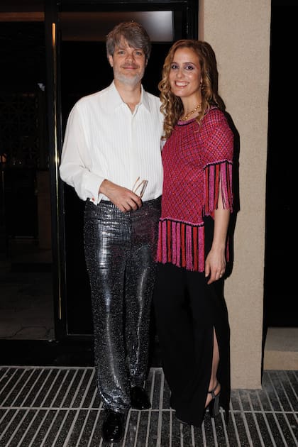 Edo y su mujer, Delfina, con outfit ochentoso. “Eran las cinco de la tarde del jueves y aún no tenía qué ponerme”, cuenta Edo, divertido. Fue Laurencio Adot quien les recomendó ir a Juan Pérez. Allí, Delfina descubrió los pantalones de lentejuelas onda disco y luego sumaron una camisa. El look de ella, también con brillos, fue del mismo local especializado en prendas vintage