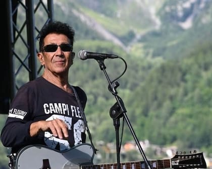 Edoardo Bennato sigue de presentación en presentación, estadios llenos y fans por toda Italia