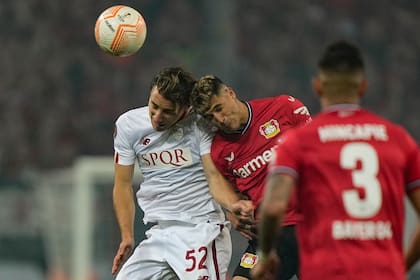 Edoardo Bove, que anotó el gol de Roma en el partido de ida, lucha con la pelota con Exequiel Palacios, en la revancha de las semifinales de la Europa League jugada en Bayer Leverkusen. 