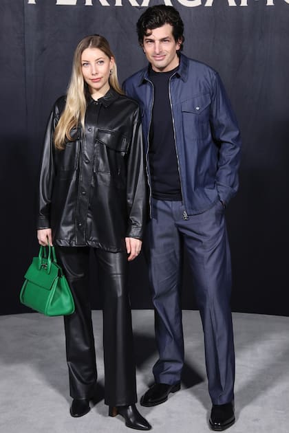 Edoardo y
Elizabeth Stankus, que se casaron el sábado 19 de julio
en Italia, en el desfile de la colección primavera-verano
2023 de Ferragamo en Milán.