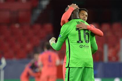Edouard Mendy, arquero de Chelsea, festeja con Thiago Silva tras el triunfo de los ingleses en Sevilla y frente a Porto por 2-0, por la ida de los cuartos de final de la Champions League.