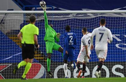 Edouard Mendy ataja un cabezazo de Karim Benzema; es la segunda situación de gol que el arquero francés de Chelsea le gana a su compatriota de Real Madrid.