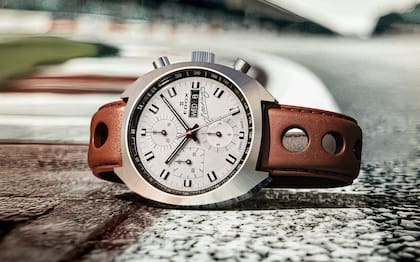 Edox es una manufactura suiza independiente especializada en relojes de alta precisión. Con una fuerte identidad vinculada al automovilismo y los deportes de rendimiento, la marca combina ingeniería avanzada con diseño atemporal.