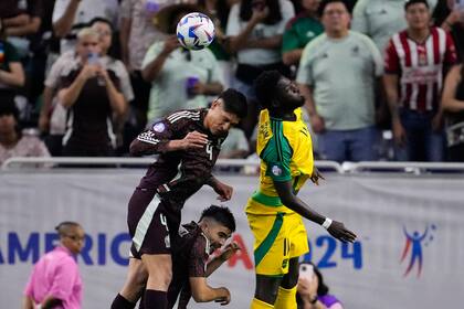 Edson Alvarez en una de las jugadas frente a Jamaica, por el primer partido de la Copa América 2024. (AP Photo/David J. Phillip)