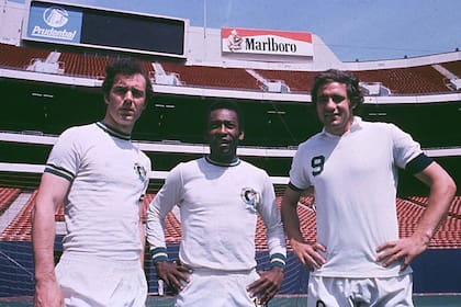 Franz Beckenbauer junto a Pelé y Giorgio Chinaglia en la aventura en Nueva York, con Cosmos; el Kaiser regresaría a la Bundesliga para cerrar el círculo como futbolista en Hamburgo