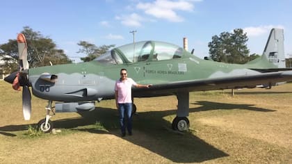 Edson Boaventura Júnior junto a un Super Tucano A-29