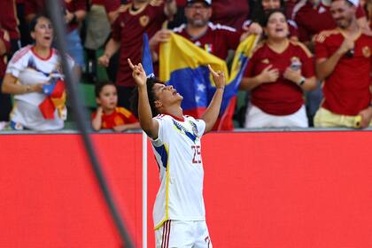 Eduard Bello celebra el primer gol de Venezuela en el certamen