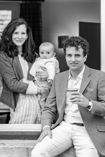 Eduardo, abogado argentino con matrcula en Buenos Aires y Nueva York y estudio propio en Pars, junto a su familia