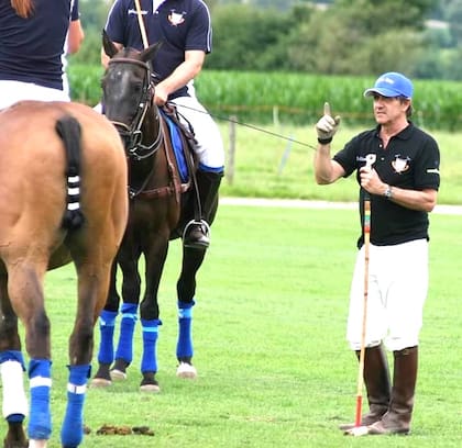 Eduardo Amaya y los ejercicios en la cancha. Prefiere, de arranque, un polo de 2 contra 2